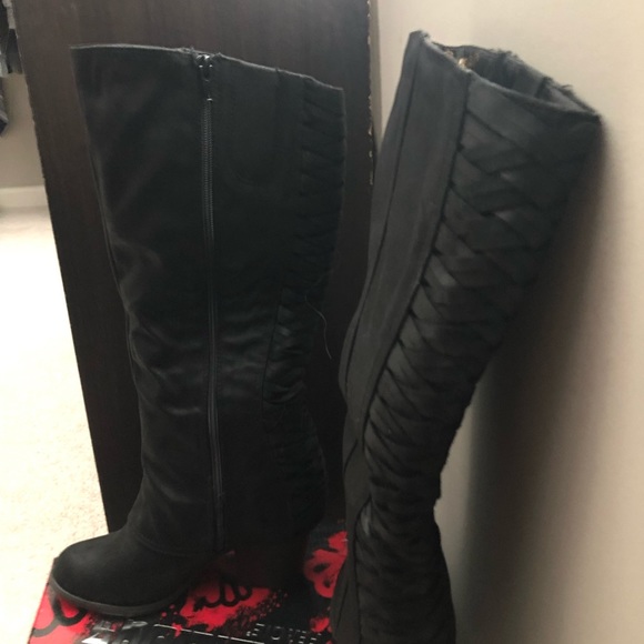 Fergalicious boots size 6.5 - Picture 3 of 3